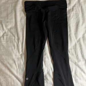 Lululemon black women's crop leggings size 6
Running pant, Luxe stream fabric